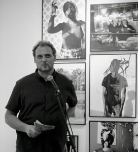 Simon Goeke bei der Vernissage der Ausstellung „Black faces in white? space“ von …thabo thindi; Foto: …thabo thindi