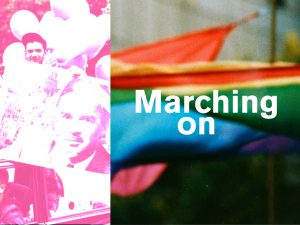 Collage aus verfremdeten Fotografien und unscharfen Farbfeldern mit dem weißen Schriftzug „Marching On“. Links erscheinen Menschen und Ballons in Pink-Weiß, rechts eine rote Fahne vor blau-grünem Hintergrund.