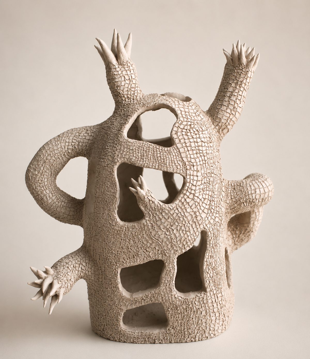 Neue Keramikarbeit der Serie House Becoming von Zahra Ghadimian_No Depression Room_photo courtesy of the artist
