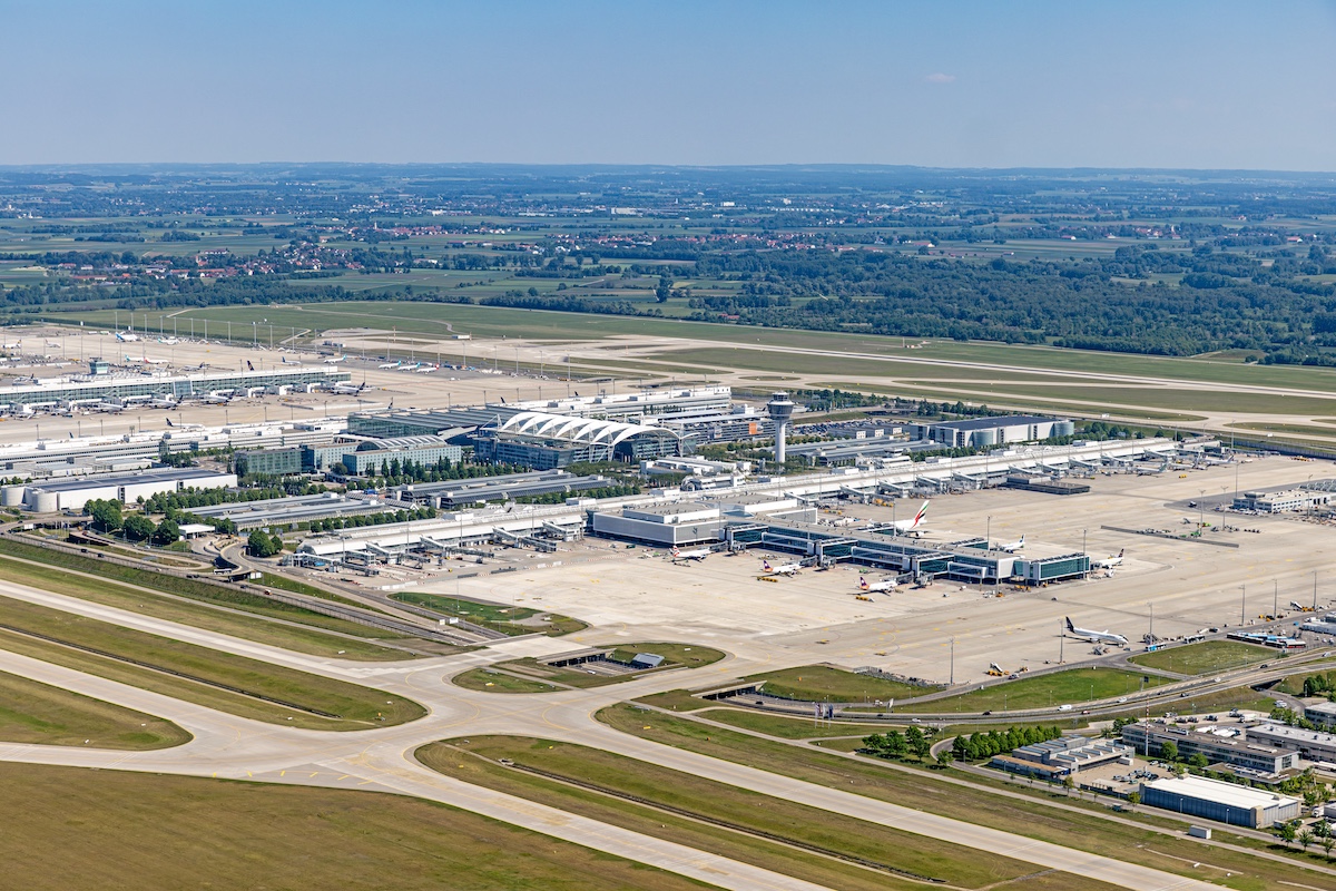 Luftaufnahme des Flughafens München - Überblick aus Nordwesten über die Nordbahn und Terminal 1 mit Pier, Tower und MAC sowie Terminal 2 und Satellit Fotograf Michael Fritz Copyright Flughafen München GmbH